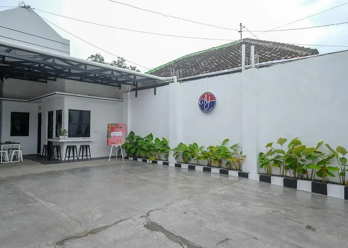 Reddoorz Syariah Near Perempatan Kartasura