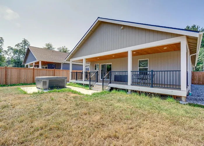 Westport Vacation Rental W/ Private Hot Tub!