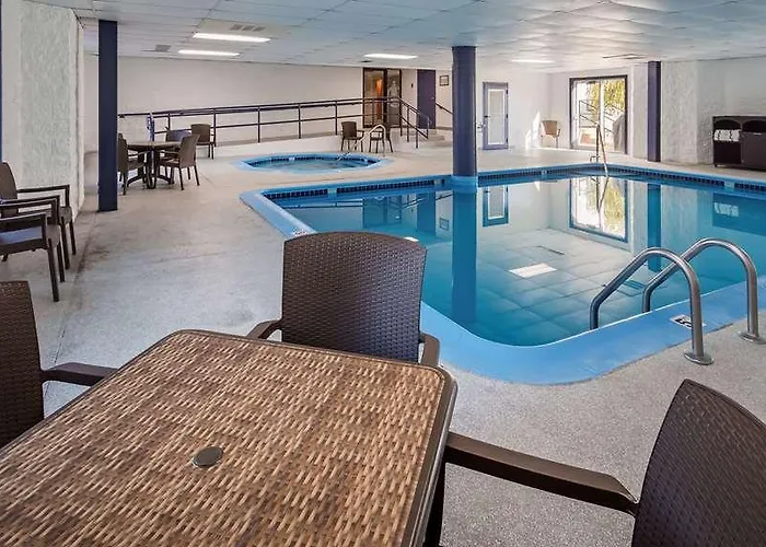 Charlevoix Inn & Suites Surestay Collection By Best Western