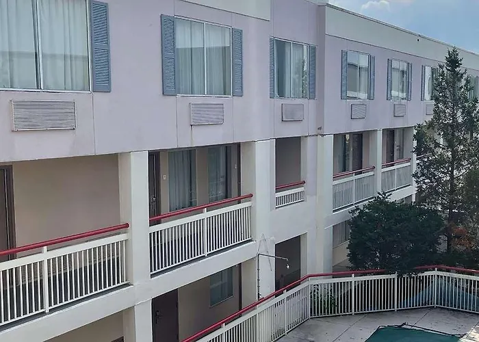Travelodge By Wyndham Willowbrook Il
