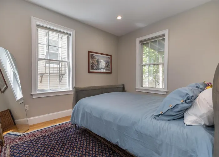 Sunny Convenient Home W/ Private Patio! Easy Walk To Everything!