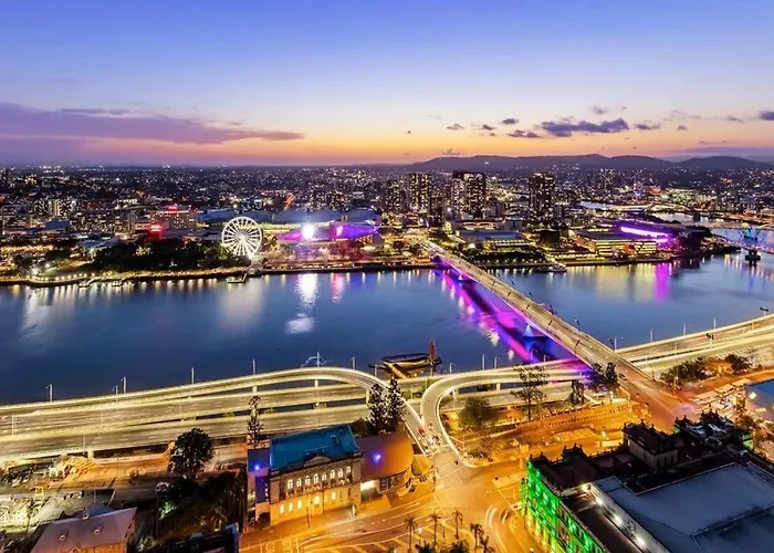 Dress Circle! 2Bed/2Bath/1Car/Amazing Views ~ Cbd