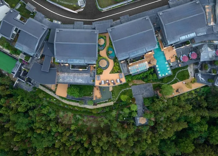 Tengchong Jingge Banshan Hot Spring Hotel