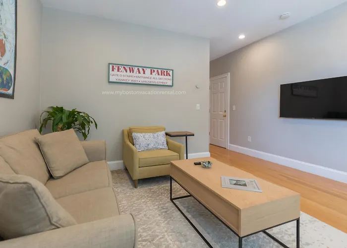 Sunny Convenient Home W/ Private Patio! Easy Walk To Everything!