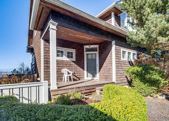 Oceanfront Moclips Escape W/ Deck & Beach Access!