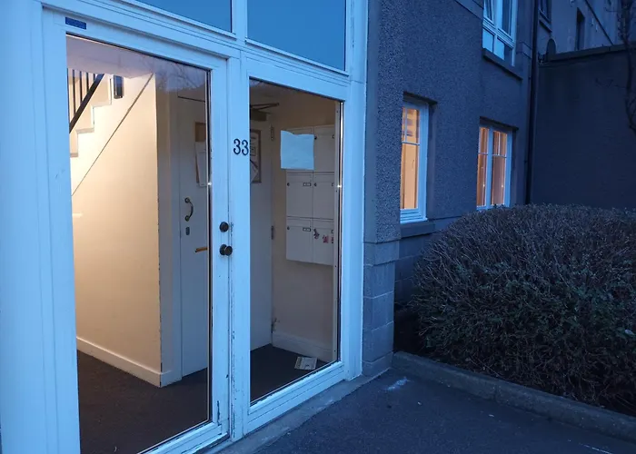 Spacious Elegant 2-Br Apartment In Aberdeen City Centre