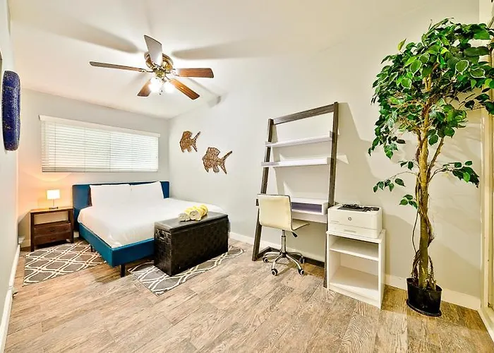 Perfect 3 Bedroom Home Between The Bay And Beach