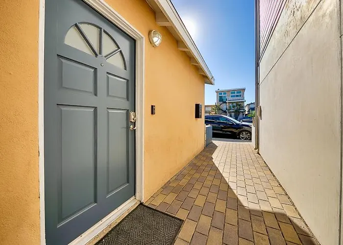 Perfect 3 Bedroom Home Between The Bay And Beach