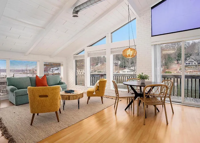 Riverside Suites - Unit A