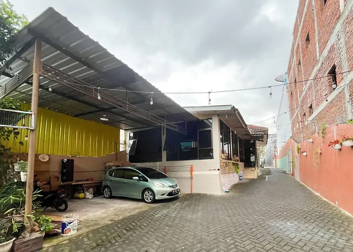 Urbanview Syariah Hotel Kanigara Batu