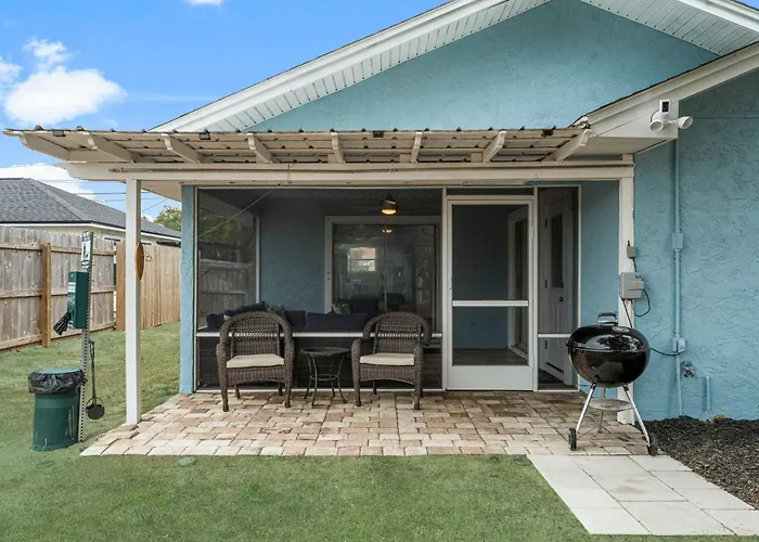 October Special! Walk To Beach - Private Yard - Fire Pit - Dog Friendly