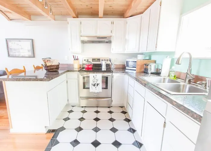 Milwaukie Riverfront Guest House