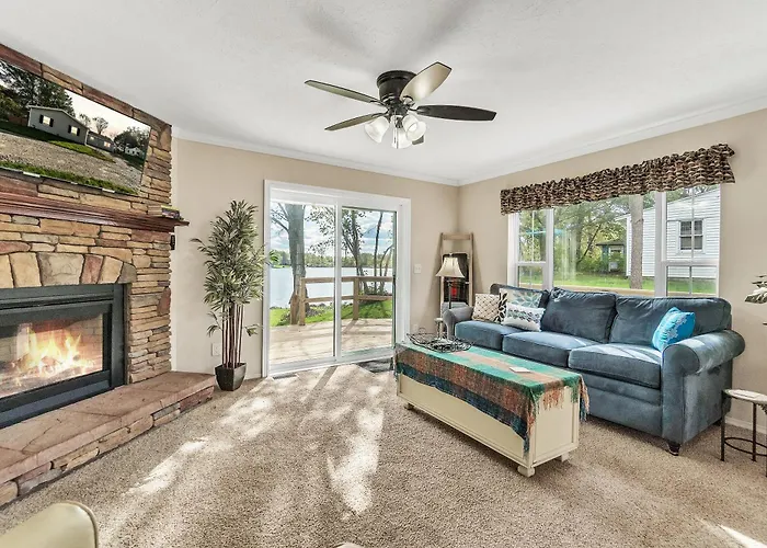 Hidden Lakefront -New Build-Private Beach-Fast Wifi