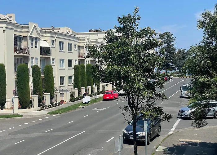 Beachside Flat With Free Parking