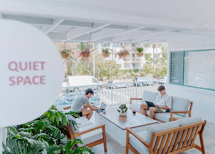 Surf Inn Boutique Backpackers - Free Breakfast