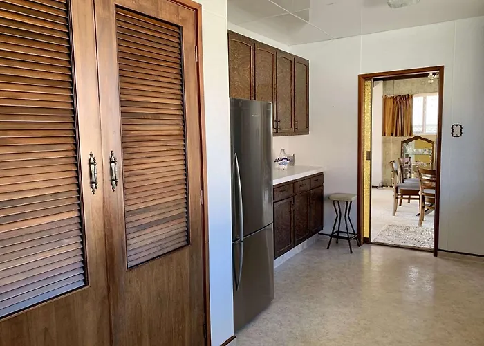 Blast On Hine - Retro Mid-Century Home With Pool