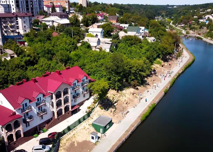 Готель River House