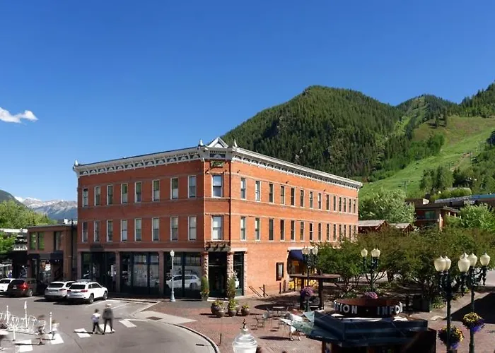 Independence Square 308, Top Floor Hotel Room With Ideal Downtown Location