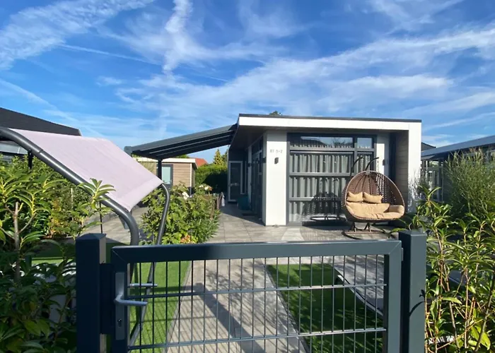 LUXUS Cube Ferienhaus Chalet am See mit Schwimmbad in Lathum NL