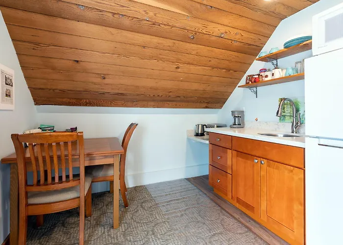 Upstairs Alki Beach Apartment - Seattle -Historic-1858