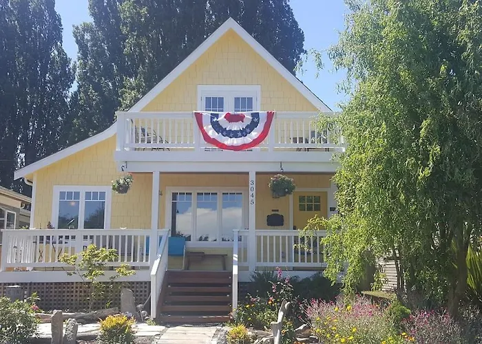 Upstairs Alki Beach Apartment - Seattle -Historic-1858
