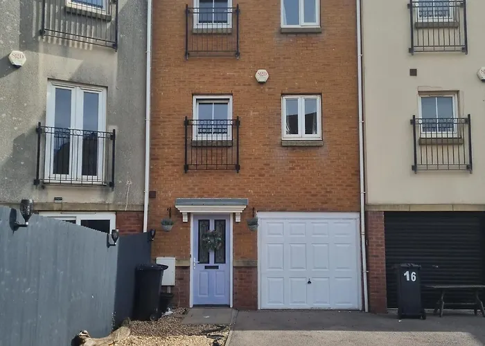 Sea Escape The Tardiis Beachfront Location Aberavon Beach Exclusive Contractor Booking 4 Bed Driveway Parking