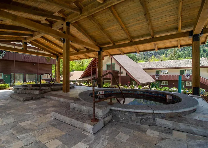 Twin Peaks Lodge & Hot Springs