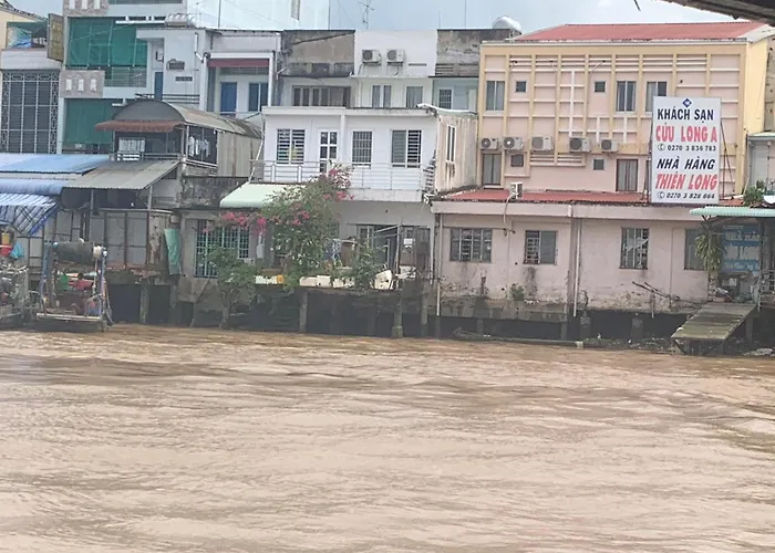 Khach San Cuu Long A, Cho Vinh Long