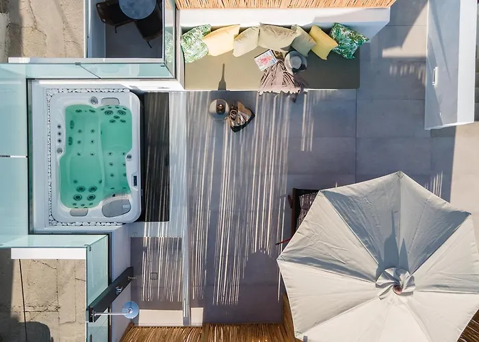 "Makava Suites" Your Luxe Urban Sanctuary