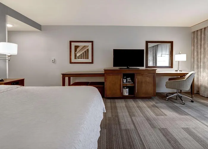 Hampton Inn & Suites Milwaukee West