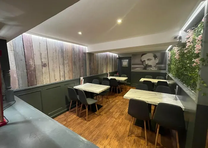 Airlie Arms Hotel