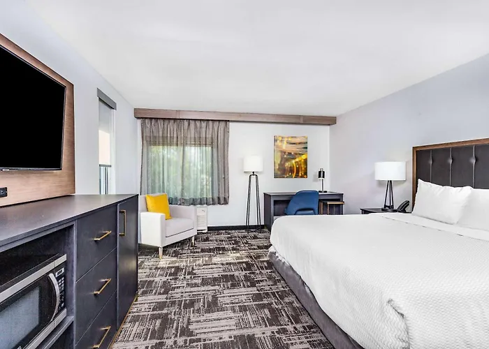 Laquinta Suites By Wyndham South Bend Notre Dame Area