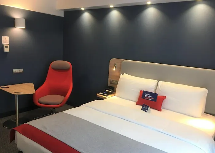 Holiday Inn Express Zürich Airport, an IHG Hotel
