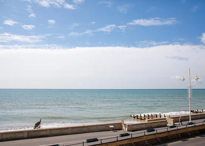Panoramic Sea Views In Beachfront Apt W Balcony