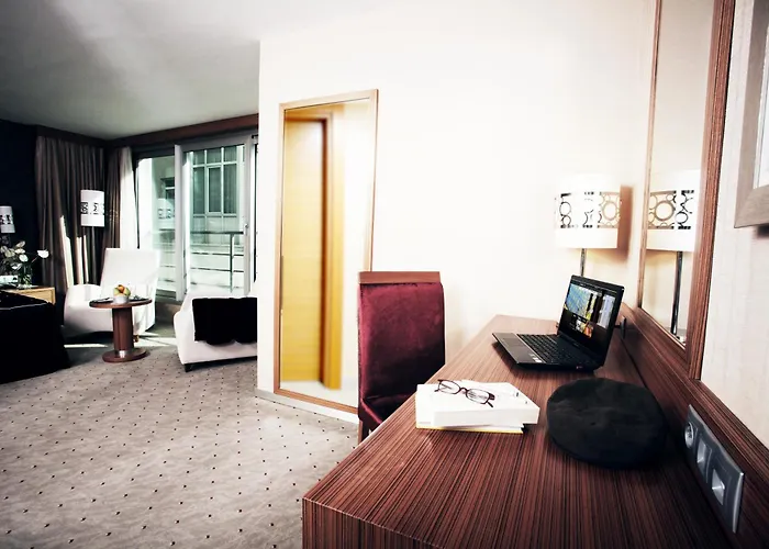 Demora Hotel