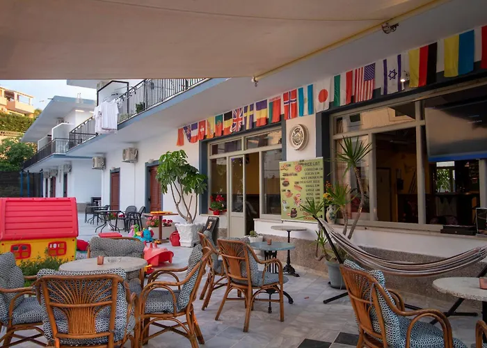 Harry'S Bar & Apartments 1
