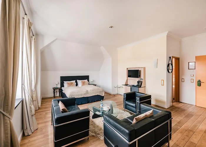 SCHLOSS RANZOW - kleines Romantik Hotel - Wellness - Golfplatz - Hochzeiten&Feiern