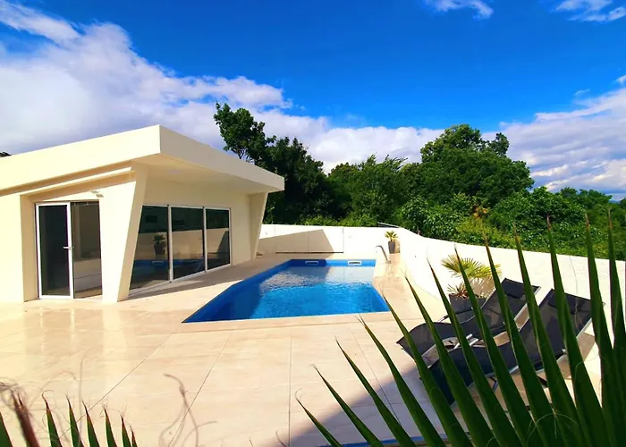 Penthouse Jacuzzi & Pool Luxury Apartments