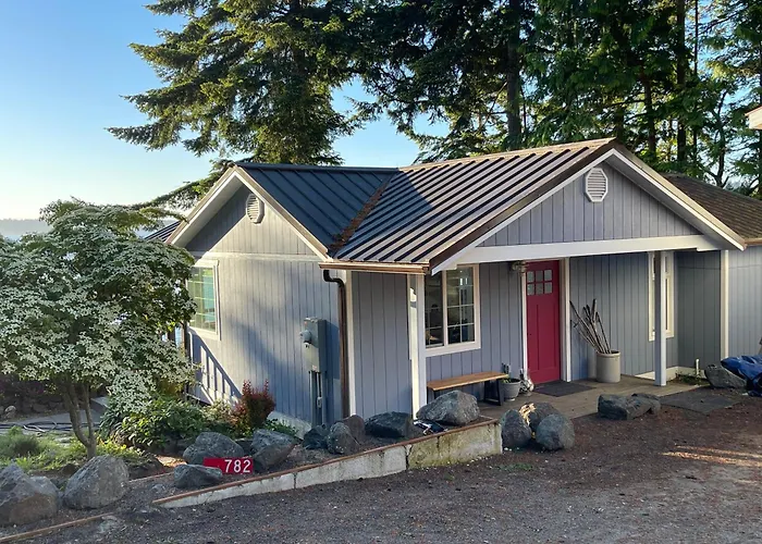 Puget Sound Chic Romantic Cottage With Private Beach Access & Gated Entry