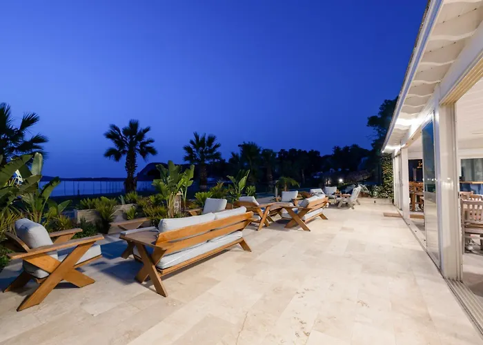 Navalia Hotel