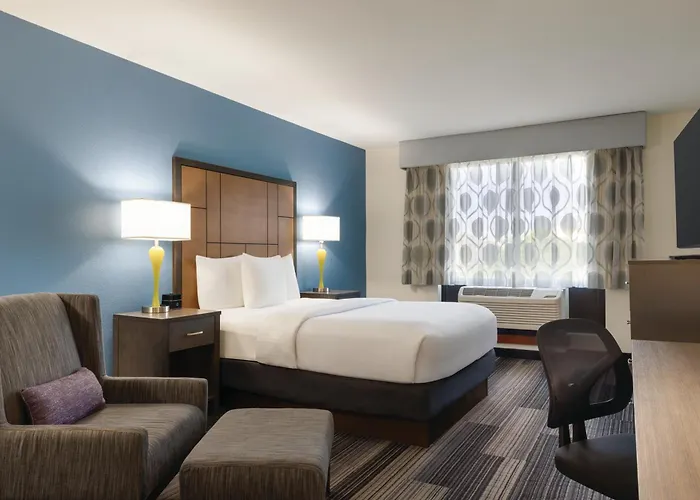 La Quinta Inn & Suites By Wyndham Springfield Airport Rte 66