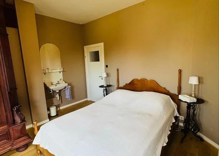 Ruime Slaapkamers Met Badkamers In Belle Epoquevilla- Concessiewijk De Haan