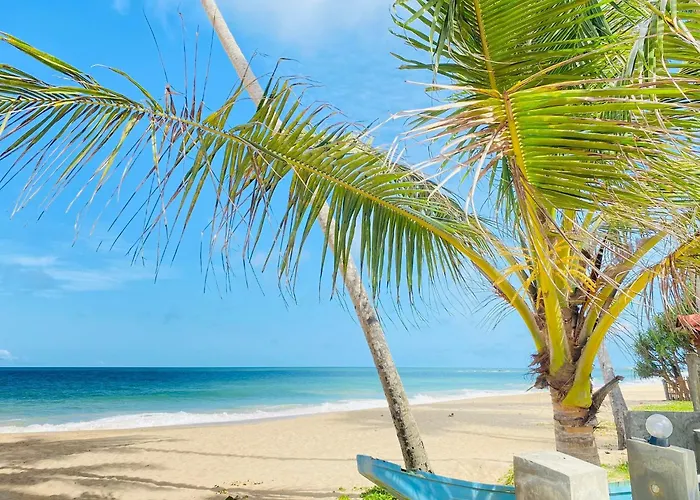 Rainbow Beach Hotel
