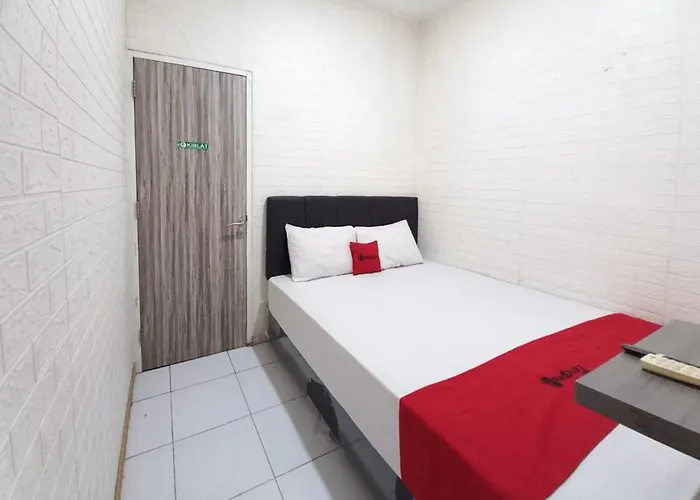Reddoorz At Luxury Homestay Near Aloha Waru Surabaya