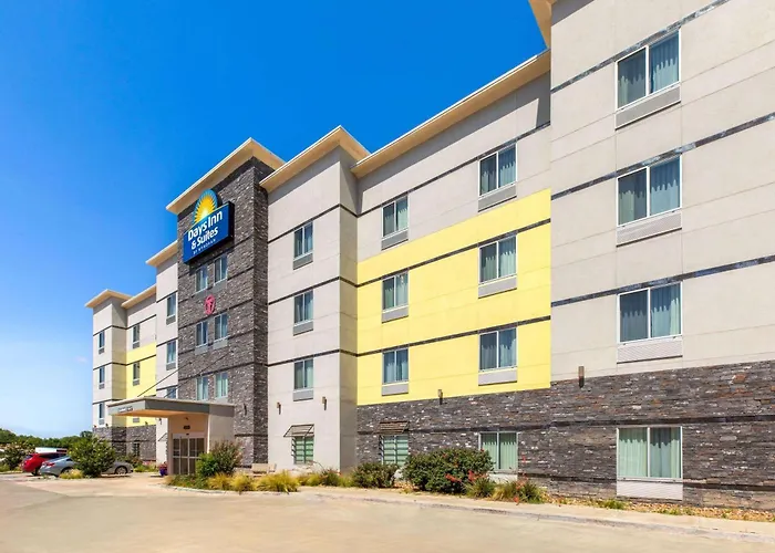 Days Inn & Suites By Wyndham Lubbock Medical Center