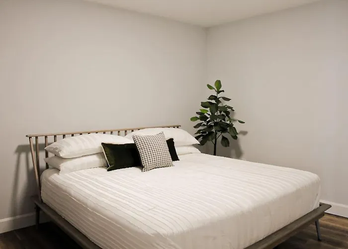 Beachview Getaway At The New Carlyle 302 On The Main Strip In Grand Bend