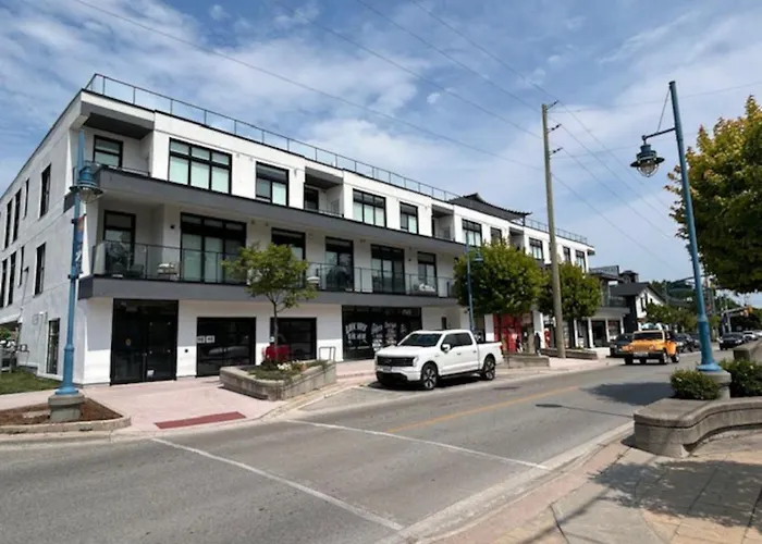 Beachview Getaway At The New Carlyle 305 On The Main Strip In Grand Bend