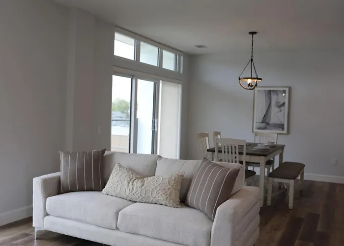 Beachview Getaway At The New Carlyle 300 On The Main Strip In Grand Bend