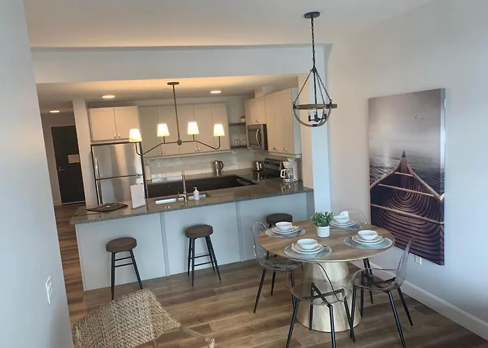 Beachview Getaway At The New Carlyle 304 On The Main Strip In Grand Bend