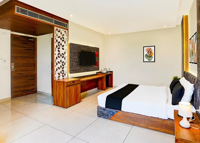 Hotel Le Grand Near Igi Airport